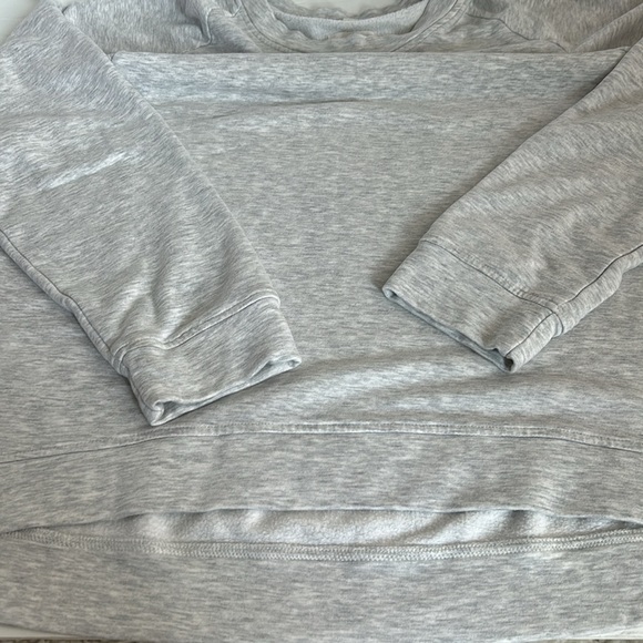 Lou & Gray signature soft plush marled gray hi lo crew neck sweatshirt - Picture 14 of 16